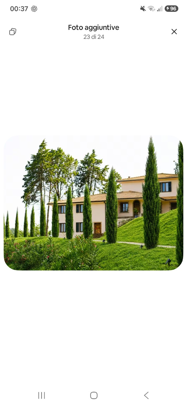 La casa di Tenuta di Monte Gemini con il viale e i cipressi